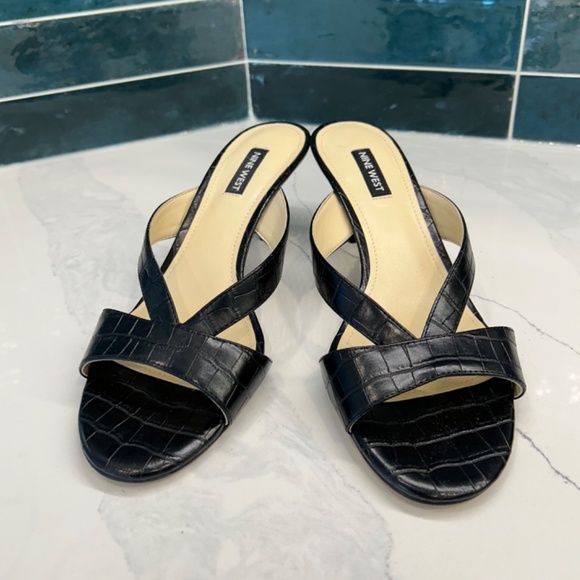 Nine West Black Mock Crock Sandal size 8 - Picture 2 of 5